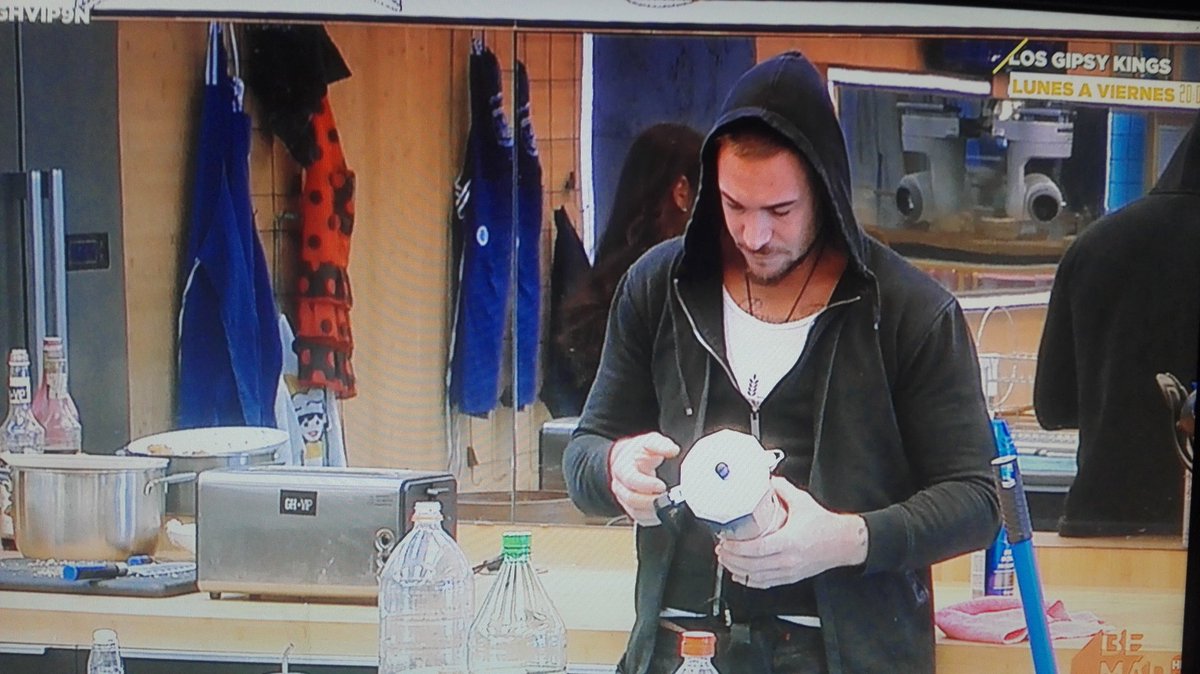 mjosecamara's tweet photo. Tony intentando abrir la cafetera ,con Miriam en la cocina, y como no, aparece Makokam a ladillar. #pesadaenmododios. #SomosLaAudiencia9N #directogh #bemad @ghoficial @MiriamSaavdra @Atticus_Gomez @KokoroMiss https://t.co/XAPI36IFzC