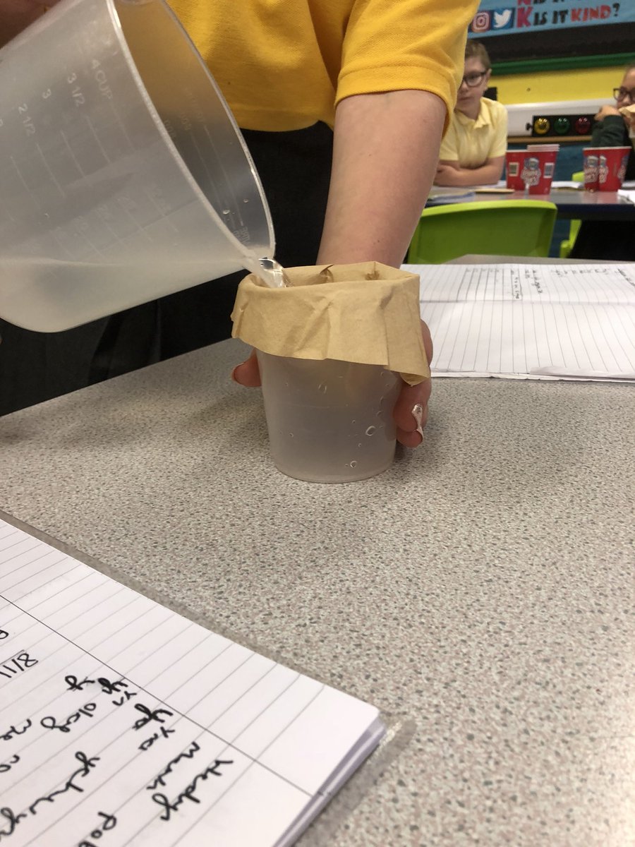 cwmderwen's tweet photo. Blwyddyn 5 yn cynnal arbrawf i weld pa wrthrych sydd yn arafu y broses o hidlo dŵr! Year 5 researching what material is best for slowing down the filtering process of water #gwyddoniaethEAS #EASscience #Water @DiscoverDwr https://t.co/Yock44GkqY