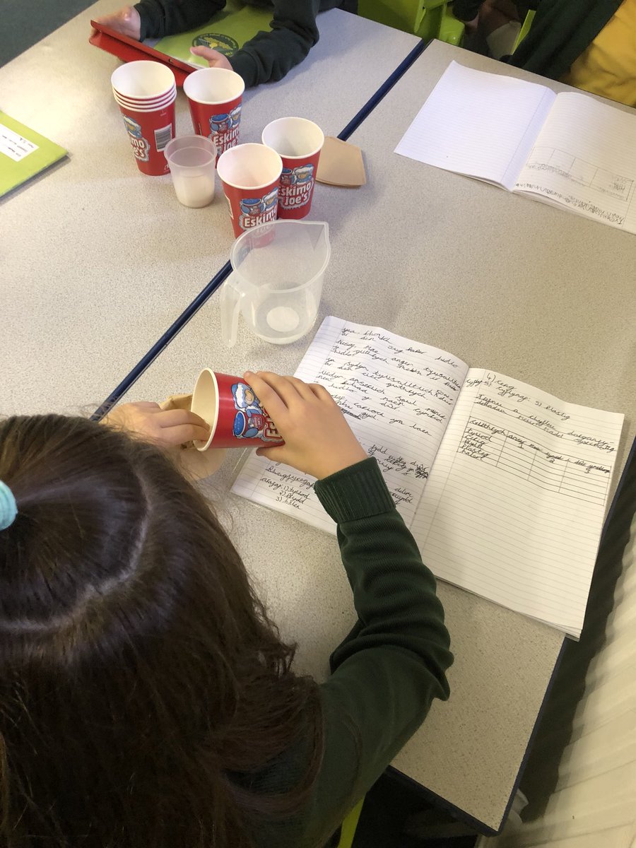 cwmderwen's tweet photo. Blwyddyn 5 yn cynnal arbrawf i weld pa wrthrych sydd yn arafu y broses o hidlo dŵr! Year 5 researching what material is best for slowing down the filtering process of water #gwyddoniaethEAS #EASscience #Water @DiscoverDwr https://t.co/Yock44GkqY