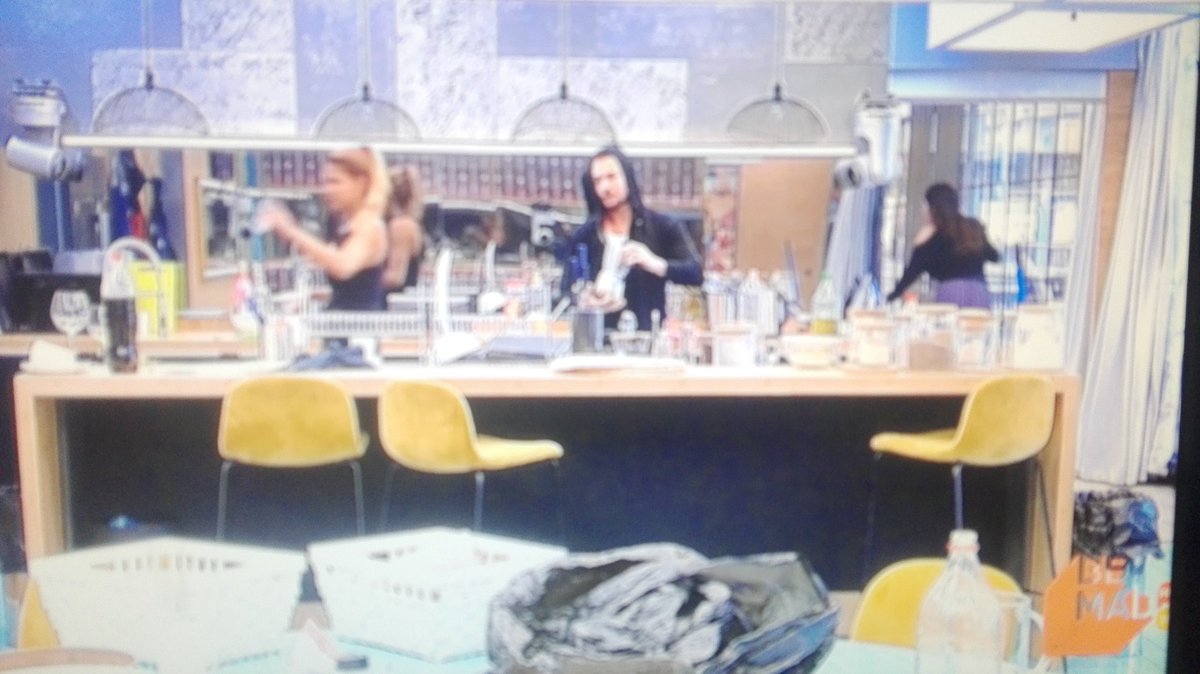 mjosecamara's tweet photo. Tony intentando abrir la cafetera ,con Miriam en la cocina, y como no, aparece Makokam a ladillar. #pesadaenmododios. #SomosLaAudiencia9N #directogh #bemad @ghoficial @MiriamSaavdra @Atticus_Gomez @KokoroMiss https://t.co/XAPI36IFzC