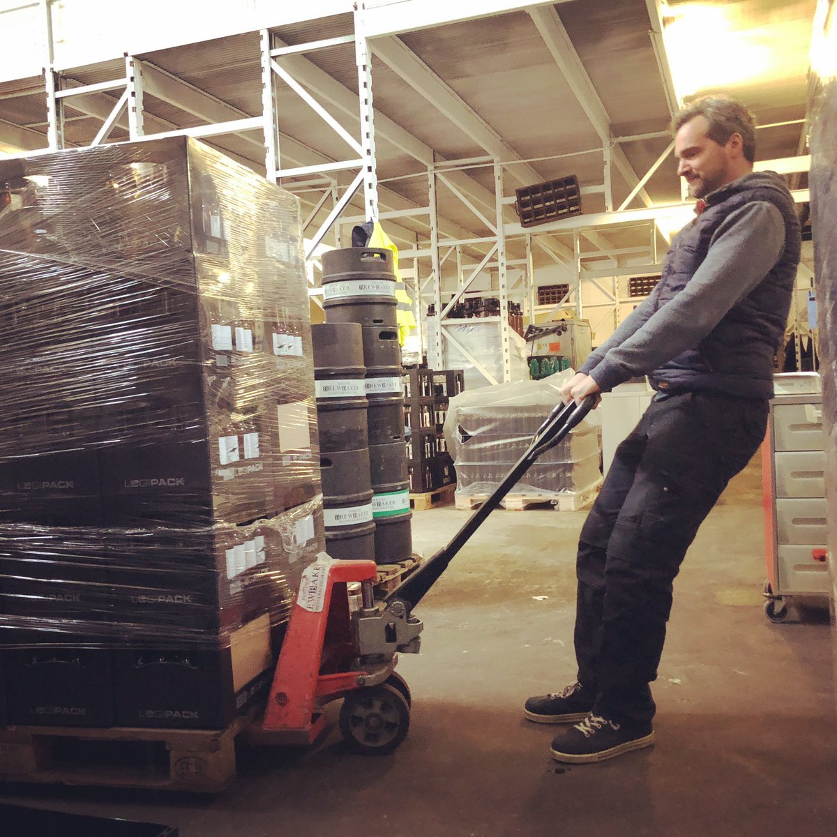 Palettenweise geht die Ware raus, der neue Füller macht seine Arbeit gut 👍 #brewbaker #biobier #craftbeer #organicbeer #brauerei #craftbier