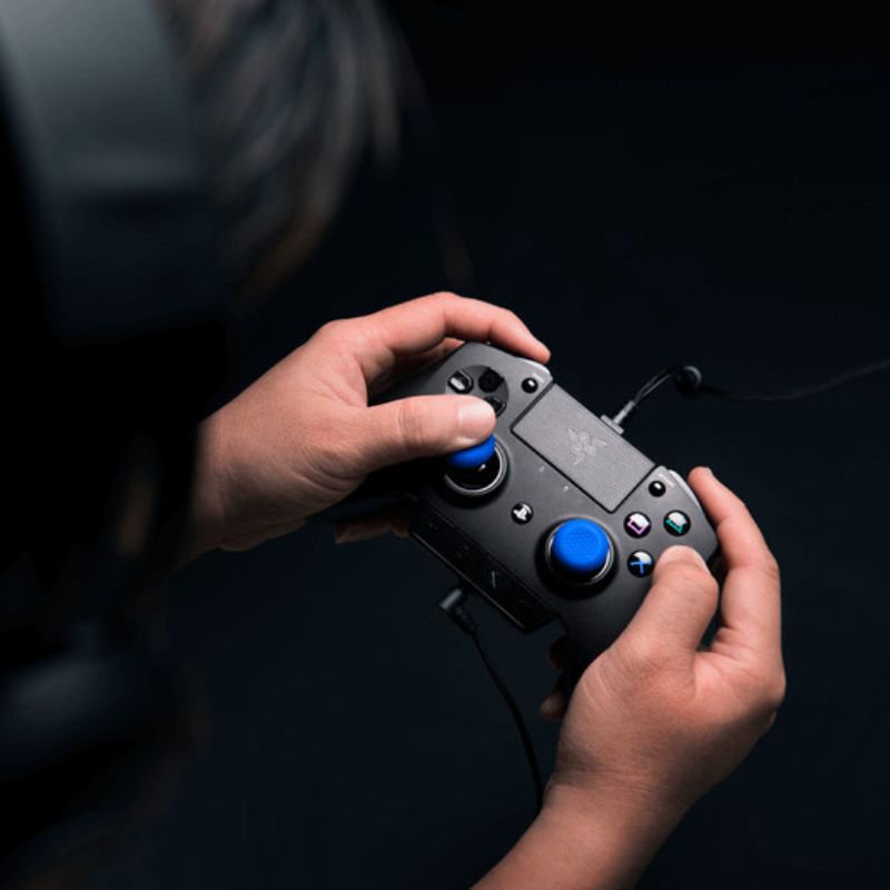 Джойстик в руках. Razer Raiju ps4. Игровая консоль в руках. Геймпад в руках. Геймпад ps4 в руках.