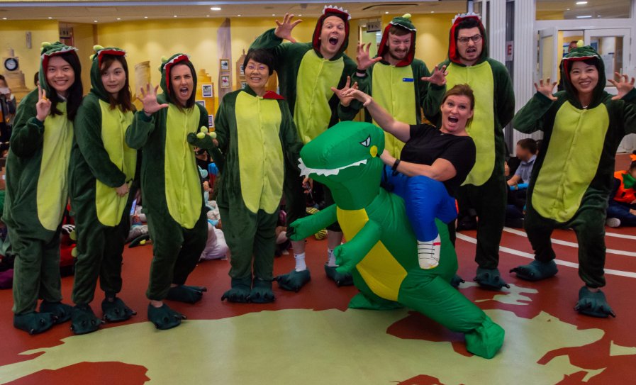 SpecialDinos's tweet photo. #FlashbackFriday
Possibly our favourite photo from the Yew Chung International School.
#NickDee and dressed-as-dinosaurs teachers.
#SpecialDinosOnTour https://t.co/68rcD2OQcC
