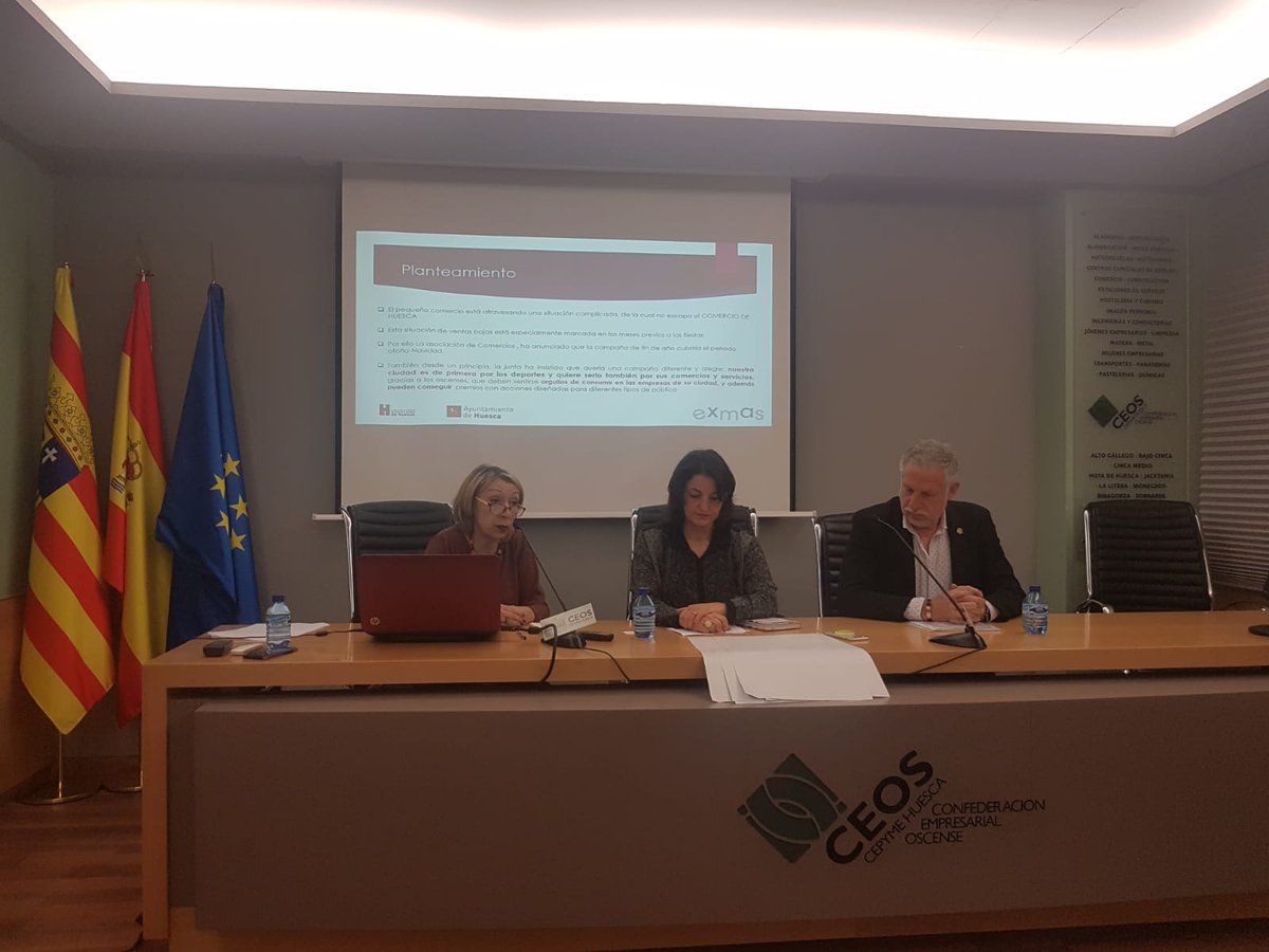 comerciohuesca's tweet photo. Esta mañana ha tenido lugar a las 11h, la rueda prensa que da el pistolazo de salida a la 
Campaña de Navidad del @comerciohuesca convocada la Presidenta de la Asociación, Dª Ana 
Isabel Claver Llerda. ¡Os esperamos! #comerciohuesca #campañanavidad #navidad #huesca https://t.co/l7Q3bz9MLw