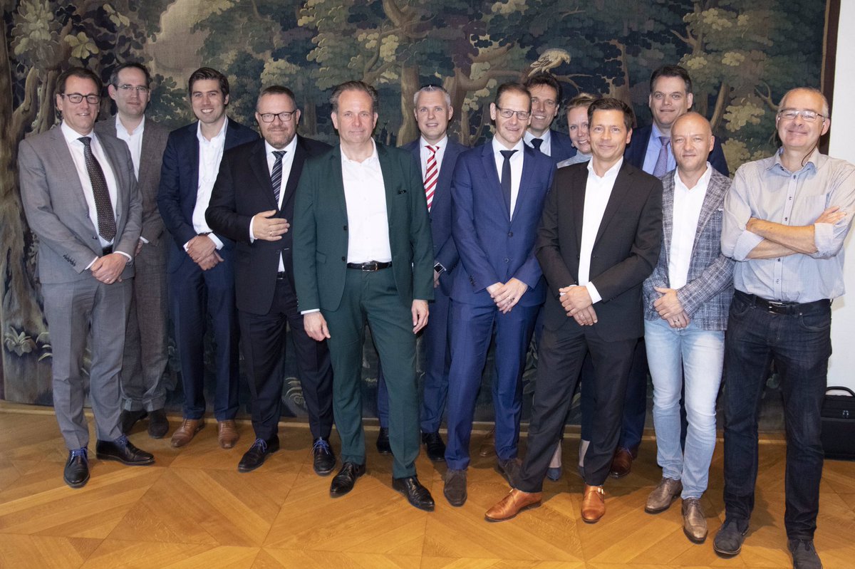 Hart van de Waalsprong, het eerste energieneutrale winkelcentrum van Nederland, is een stap dichterbij. Vanochtend tekenden wij met @inspiringspace de gronduitgifteovereenkomst. #nijmegen #waalsprong #denieuwestijlvanontwikkelen