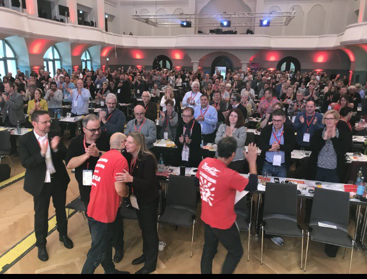 jcaahg's tweet photo. 9N 2018, cierre del Congreso de #NGG en Alemania. @cocacolaenlucha toma la palabra y el auditorio se pone en pie... Dijo Alberti, a galopar a galopar hasta enterrarlos en la mar. Frase de cierre q ha puesto en pie a la gente después de explicar el conflicto. https://t.co/H7o5T8Tr6B