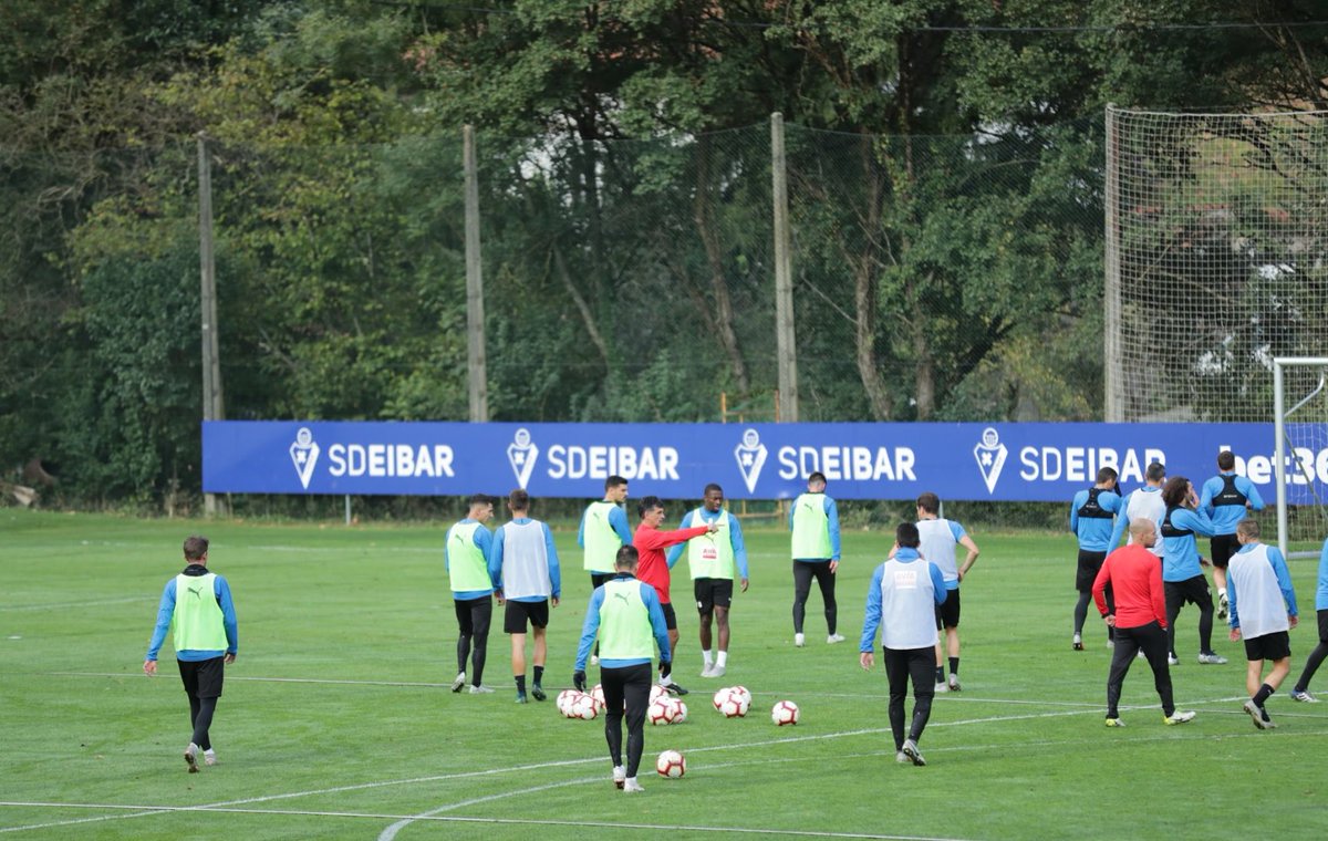 Mendilibar da instrucciones en un entrenamiento (Foto: SDE).