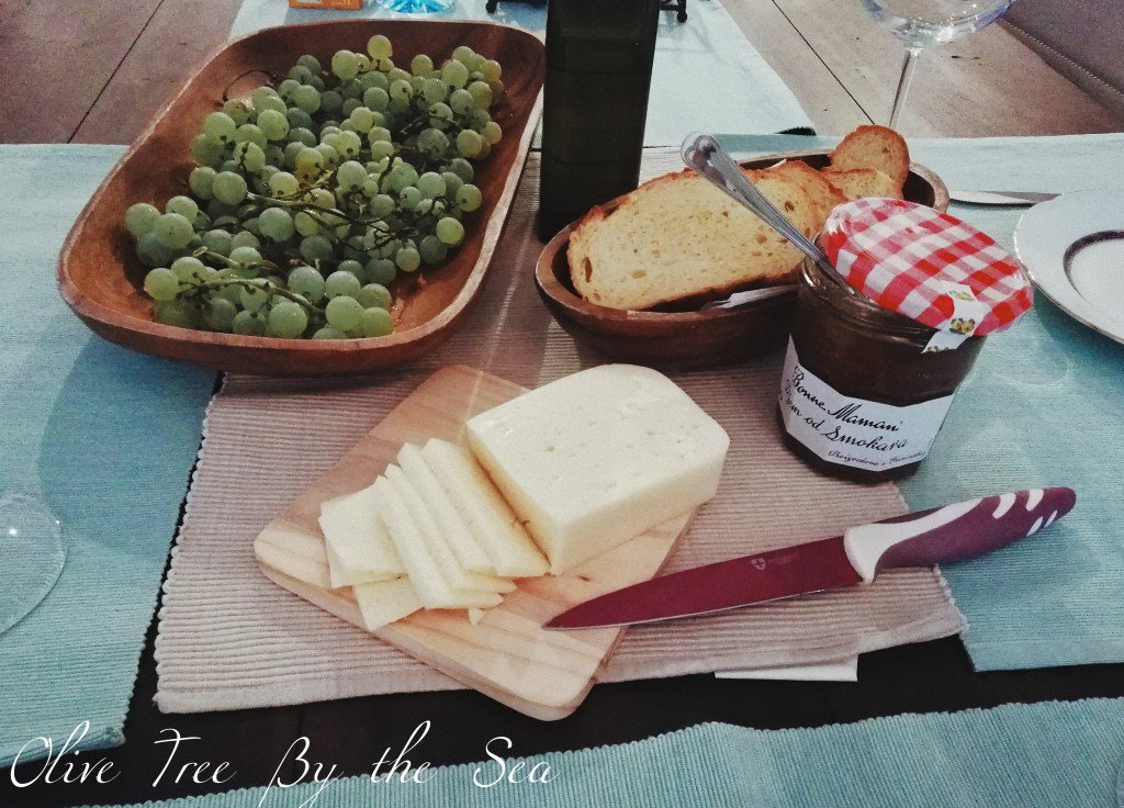 Quick Mediterranean Snacks for Unexpected Guests olivetreebythesea.com/2018/11/09/qui…