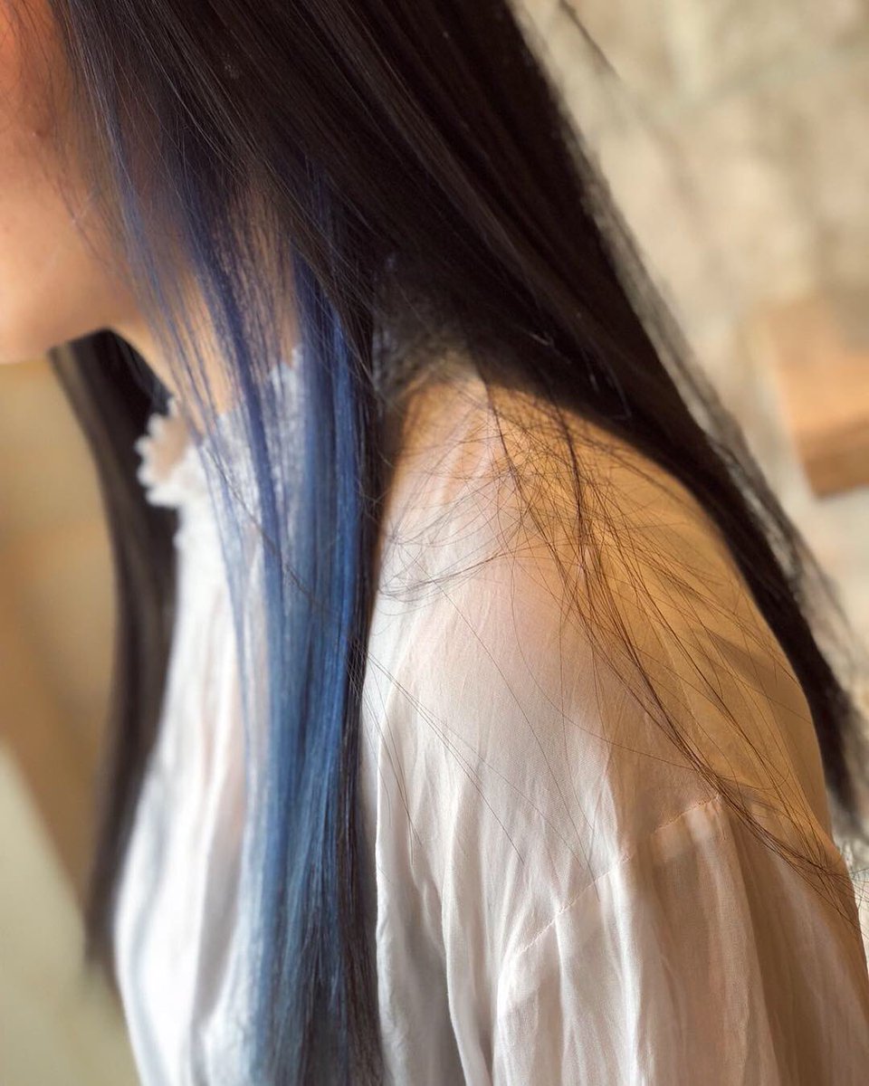 土居正季 美容師 V Twitter こっちもインナーでブルー いろいろ混ぜて くすませた原色すぎない青でグレージュとのあいしょうも良さげ ヘアカラー ポイントカラー ブリーチ ブルー グレージュ アッシュ くすみ さりげな おしゃれ ストレート