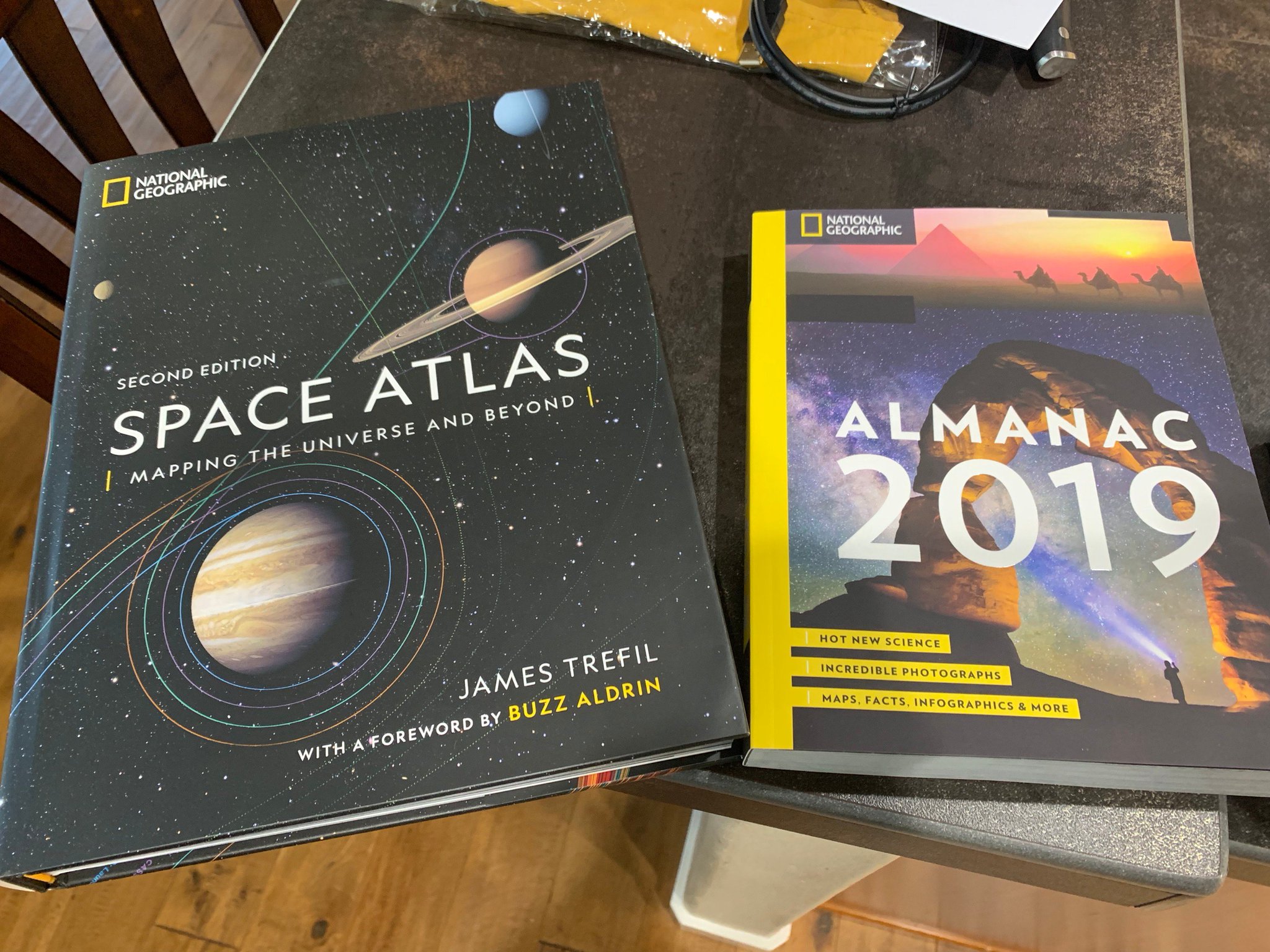 National Geographic Space Atlas Scott Hanselman 🇺🇦 Sur Twitter : "After A Month Out Of Town I Love  Opening Mail. Got These Two New Books From @Natgeo That The Kids And I Are  Loving. The New