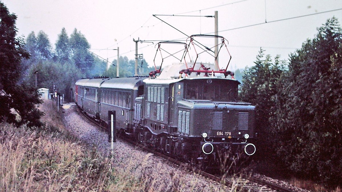 bundesbahner's tweet photo. #E94 279 mit einem #Sonderzug bei #Crailsheim 1988. #Obere #Jagstbahn #KBS786 https://t.co/8sJzQbN78l