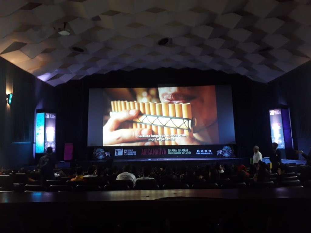 EnCasa12's tweet photo. Proyecto Fragmentos SENA - CENIGRAF

Proyección #Fragmentos en el Teatro ex Colón de Arica
Festival Internacional de Cine Arica Nativa - Chile        ORGULLO CENIGRAF @cenigrafsubdir @EnriqueRomeroDC @SENAComunica https://t.co/IpNaU3O4F5