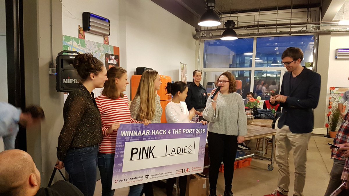 De winnaars van de Hackaton 2018 met een mooie applicatie om de vertrektijden van schepen te schatten.