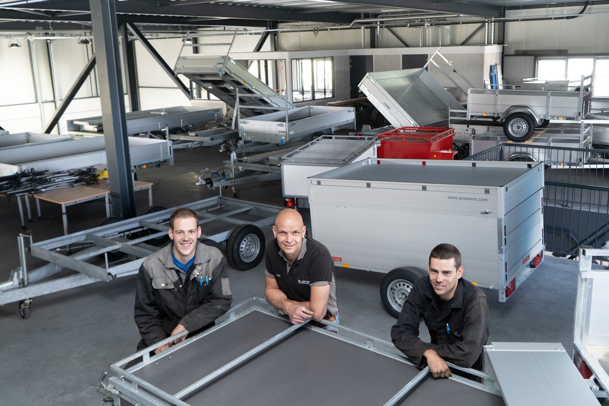 Sinds eind augustus is Van der Horst Aanhangwagens gevestigd aan het nieuwe industrieterrein De Kolk aan de Draaiing 1 in Nunspeet. "Het werkt op de nieuwe locatie veel makkelijker. We zijn veel efficiënter en kunnen laten zien wat het wordt."

Meer lezen?
stadinbedrijf.nl/businessmagazi…