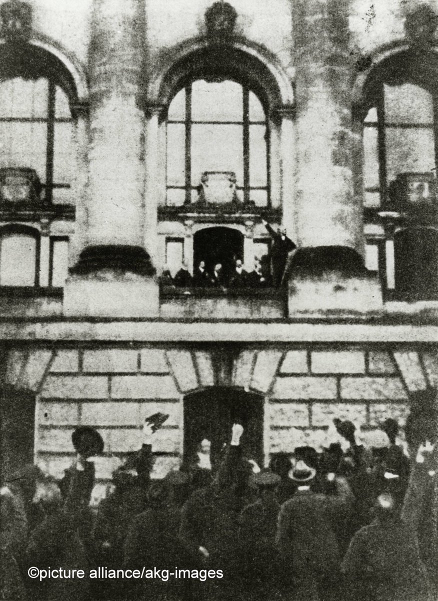 ドイツ大使館 今 日11月9日 はドイツにとって運命の日 ちょうど100年前の今日 社会民主党 のフィリップ シャイデマンが ベルリン帝国議会の窓から群衆に向けてドイツ帝国の崩壊と議会制民主主義を掲げるドイツ共和国樹立を宣言 そして2日後に第一次 ドイツ大使館 今 日11月9日 はドイツにとって運命の日 ちょうど100年前の今日 社会民主党 のフィリップ シャイデマンが ベルリン帝国議会の窓から群衆に向けてドイツ帝国の崩壊と議会制民主主義を掲げるドイツ共和国樹立を宣言 そして2日後に第一次