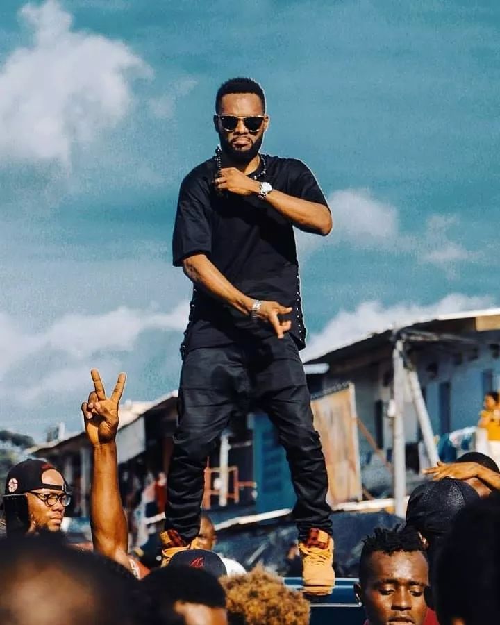 LifeMagazine_CI's tweet photo. Francky Dicaprio revient en force avec le clip de son nouveau tube #Zokoto
RDV à 19h45 🔥🔥🔥 https://t.co/FAIz7qX7Ui