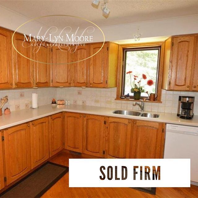 sellwithcorrie's tweet photo. So happy for my sellers on this sale! I like posting new houses for sale but I LOVE posting #sold on the front lawn!! 🏡

#ListMoore #EelsCreek #NorthKawartha #BallRealEstate #waterfront https://t.co/TLsD34xSv7