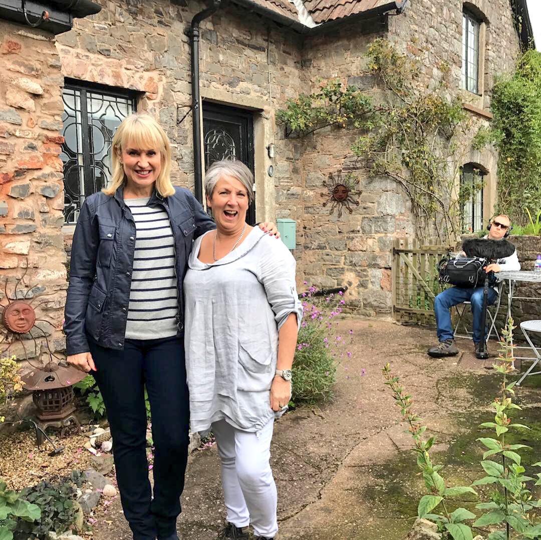 ⭐️ Brand New ⭐️ Join me 3 pm @BBCOne ‘I Escaped To The Country’ where we catch up with some of our house buyers @Escape_Country In #Devon with two delightful ladies, Alison & Debby - plus Soundie Joel 🎧 who didn’t want to miss out on the photo...😂 #Brixham #EscapetotheCoast