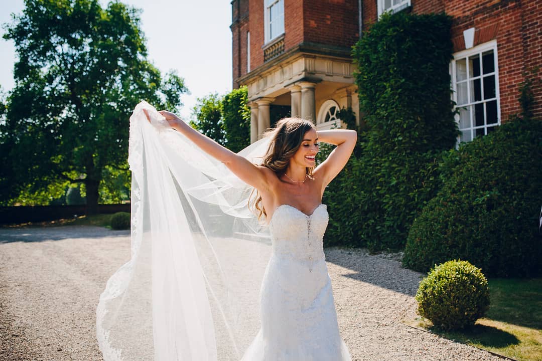 Hannah personifying our #FridayFeeling - happy weekend everyone!

📸 <a href="/amybpics/">Amy Barton</a> 

#weddingweekend #stylemepretty
