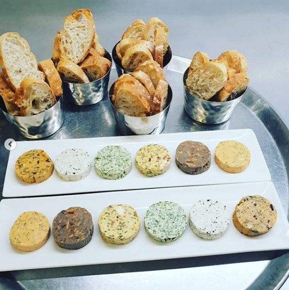 Nuestro equipo de cocina no deja de sorprendernos. Ahora es el turno de las mantequillas saborizadas.

De trufa, curry, hierbas,panceta, ajo negro y griega. 
Todas riquísimas (damos fe) pero la de ajo negro y la griega... ¡están para ponerles un piso! 

#OhMonDieu! 😋