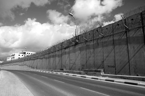 Hace 29 años caía el muro de Berlin. Hace 16 años nacía otro en Cisjordania, 4 veces mas largo.

Separation ©Ezequiel Kopel