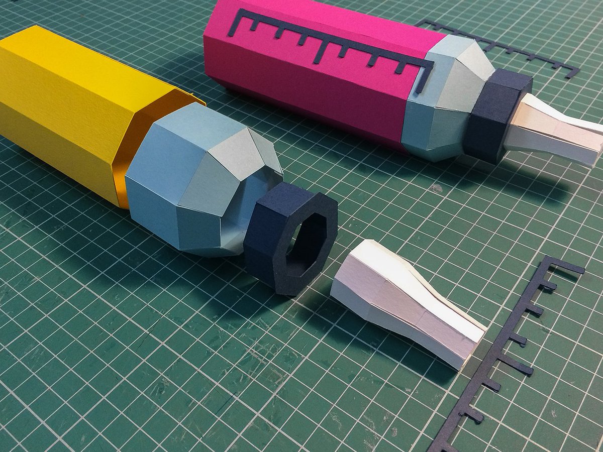 printdotcomDE's tweet image. Tatsache: die Papierkunst auf unseren Fotos ist handgefertigt. Unsere Zutaten: Kunstfertigkeit, Leidenschaft, Kreativität und jede Menge Kleber. Oh ja, und natürlich auch zwei Paperartists, die eine Herausforderung nicht scheuen! #Druckwerk #printdotcom #selbstgemacht #paperart