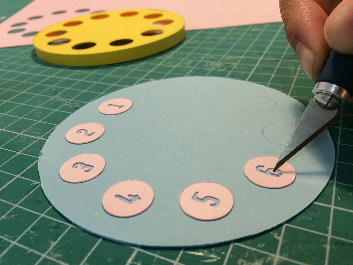 printdotcomDE's tweet image. Tatsache: die Papierkunst auf unseren Fotos ist handgefertigt. Unsere Zutaten: Kunstfertigkeit, Leidenschaft, Kreativität und jede Menge Kleber. Oh ja, und natürlich auch zwei Paperartists, die eine Herausforderung nicht scheuen! #Druckwerk #printdotcom #selbstgemacht #paperart