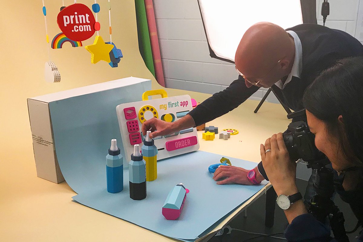 printdotcomDE's tweet image. Tatsache: die Papierkunst auf unseren Fotos ist handgefertigt. Unsere Zutaten: Kunstfertigkeit, Leidenschaft, Kreativität und jede Menge Kleber. Oh ja, und natürlich auch zwei Paperartists, die eine Herausforderung nicht scheuen! #Druckwerk #printdotcom #selbstgemacht #paperart