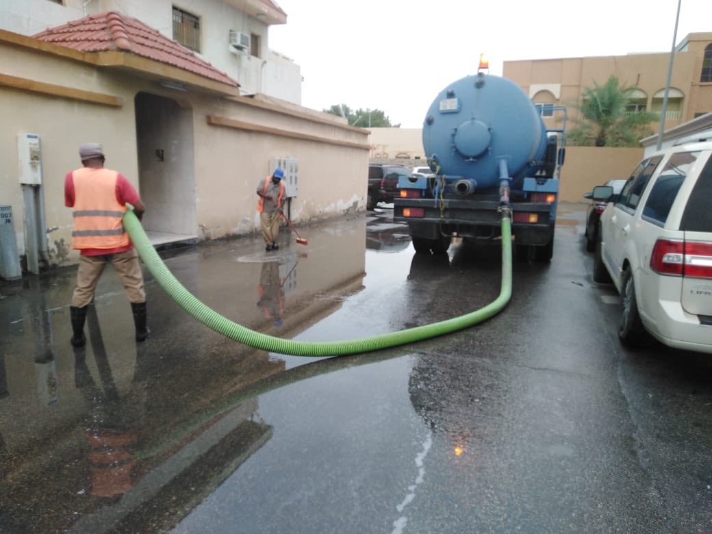 #يحدث_الآن                                         #بلدية_رأس_تنورة  استمرار سحب تجمعات مياه الأمطار في عدة مواقع في المحافظة