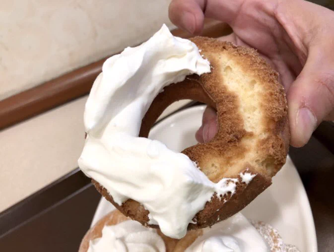 知っておくと得をする？ミスドの一部店舗でホイップクリームを追加できる！
