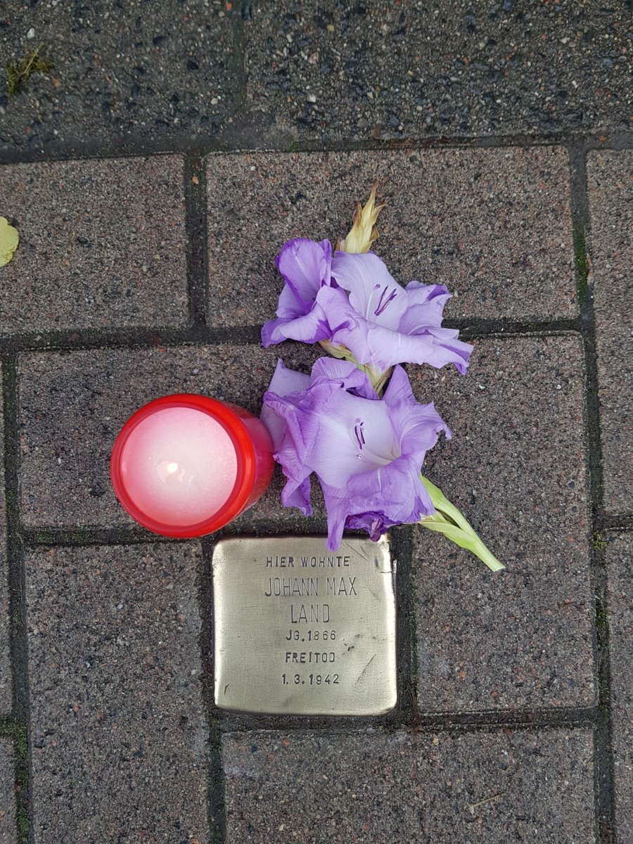 datendust's tweet image. In der Mittagspause mit Schwamm und Tuch los und #Stolpersteine in #Ottensen geputzt. #9November #gegendasVergessen 
Mehr Infos hier: ndr.de…/Wie-die-Stolpersteine-an-NS-Opfer-erin…