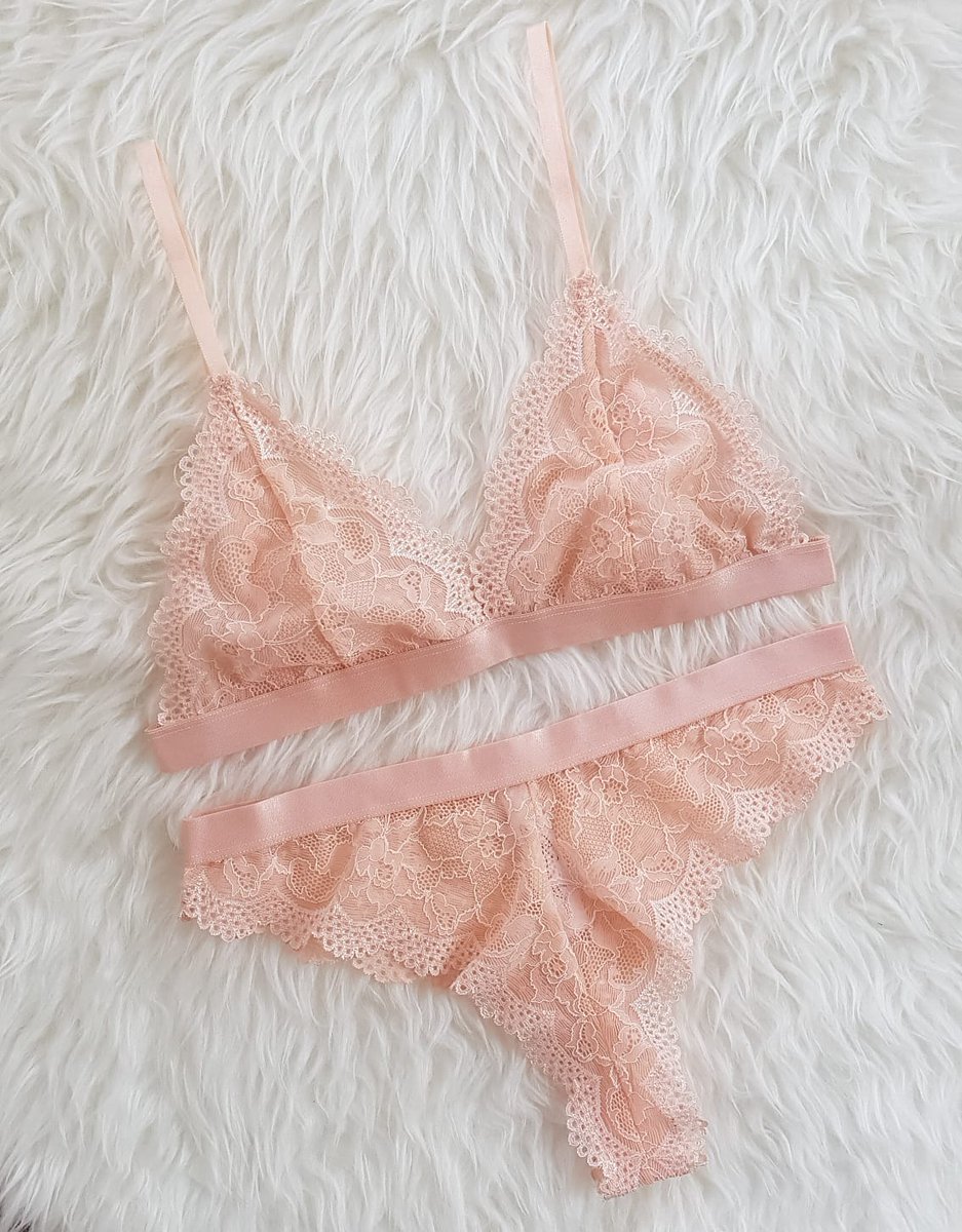 BraletTr's tweet photo. Çekiliş zamanı! 🔥
Bu tweeti RT'leyen ve bizi takip eden;
1. şanslı takipçimize büstiyer bralet ve string, 
2. şanslı takipçimize üçgen bralet ve string hediye ediyoruz. 
14 Kasım Çarşamba akşamı kazananları açıklayacağız. 
#MemelerKazanacak Bol şans! https://t.co/xpaLNEcwRu