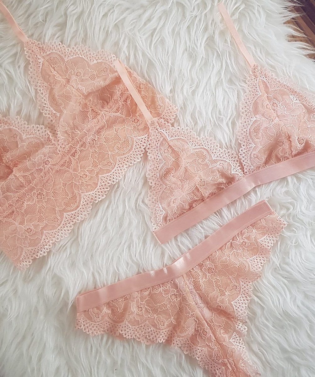 BraletTr's tweet photo. Çekiliş zamanı! 🔥
Bu tweeti RT'leyen ve bizi takip eden;
1. şanslı takipçimize büstiyer bralet ve string, 
2. şanslı takipçimize üçgen bralet ve string hediye ediyoruz. 
14 Kasım Çarşamba akşamı kazananları açıklayacağız. 
#MemelerKazanacak Bol şans! https://t.co/xpaLNEcwRu