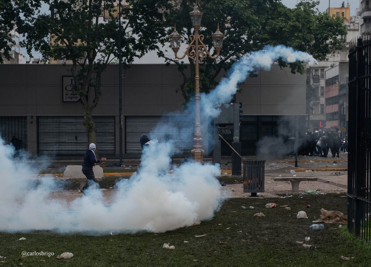 La represión policial que se instaló el pasado 24 de octubre frente al Congreso, nos sirve como claro ejemplo de la coacción de parte del Estado mediante el ejercicio de la violencia legítima. (Vía Diario Contexto / Ph: Carlos Brigo) #catedraiac