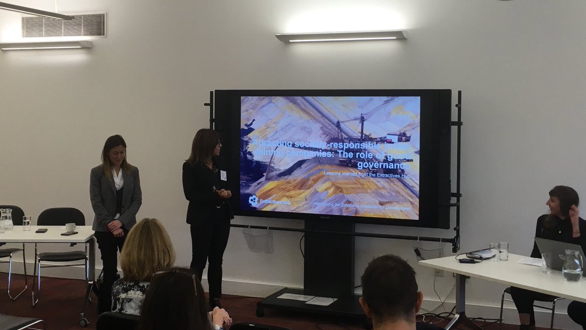 J_McQuilken's tweet image. Over 11,000 resources on oil, gas and mining can be found on the @ExtractivesHub ! @GokceMe Dr Gokce Mete &amp;amp; Sophia Antoniou explain how the extractiveshub.org is made up of knowledge hub and technical assistance service for gov.  #Ex4Dev18 #development