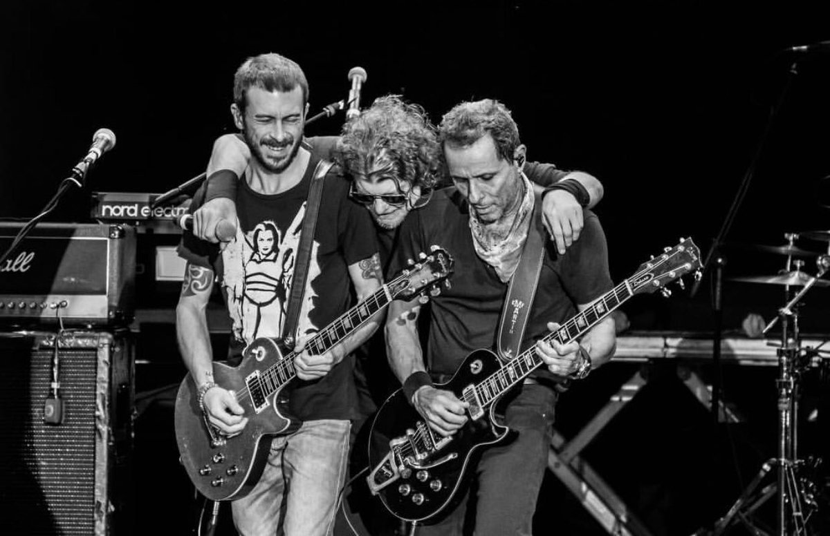 titasoficial's tweet photo. Passando dois recados: domingo tem show em Taubaté/SP na @ViradaSP 🤘🏽 e que nosso site está com problemas técnicos mas logo mais estará no ar novamente! #Titãs #BandaTitãs https://t.co/WN90uRtzNU