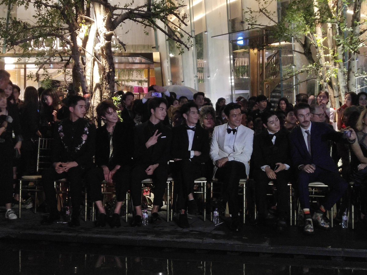 MthitimaR's tweet photo. เซลฟี่แปป 📷
#ICONSIAM  #SIWON  #F4 #KimDongJun #DanStevens https://t.co/wKiU5lHNBV