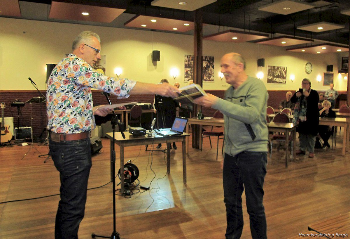 Onze nieuwe werkgroep Dialect en Folklore heeft haar eerste succesje binnen. Tijdens het onlangs door Heemkundekring Bergh gehouden Groot Barghs Dictee werden de leden Henk Gieling en Willie Thijssen eerste en derde! Meer op bit.ly/2Pk3PTd