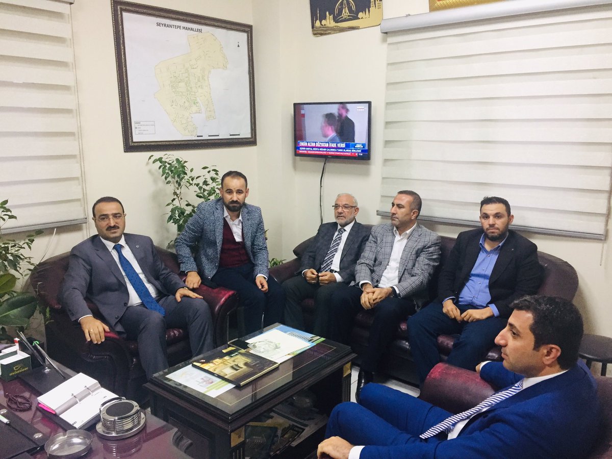 AVAHMETAKSOY's tweet photo. Karaköprü Seyrantepe Mahalle Muhtarı Sayın Veysi Demir'i İlçe yönetim kurulu üyelerimizle birlikte ziyaret edip, İstişarelerde bulunup sohbet ettik. @RT_Erdogan @erkankandemir @mehmetozhaseki @ekinciazmi @DrSalihFirat @Akparti @byildiz63 @av_ihalilyildiz @Kasim_Gulpinar https://t.co/ECUBxBzo4X