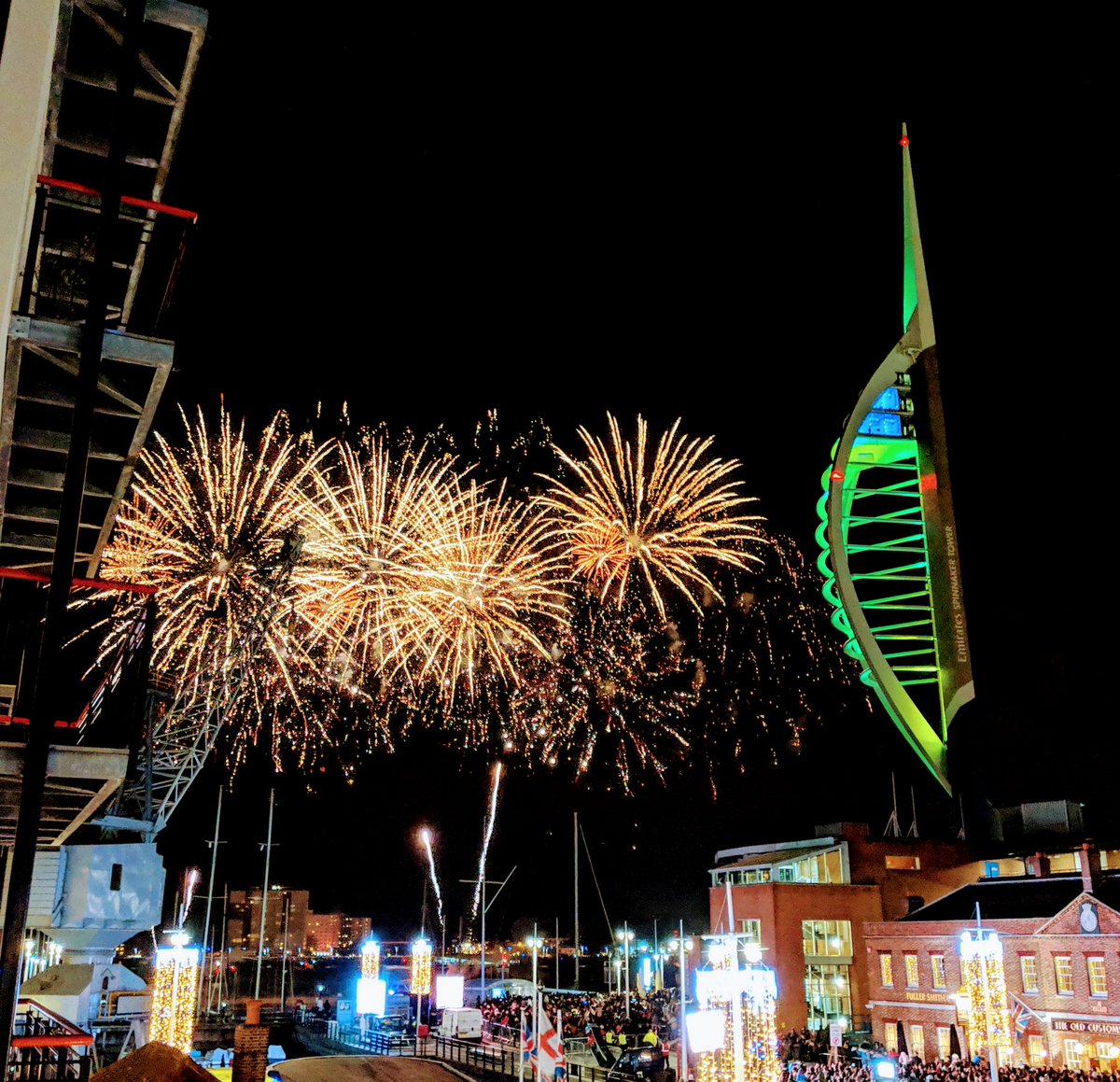 An incredible display put on by <a href="/GunwharfQuays/">Gunwharf Quays</a> in aid of <a href="/barnardos/">Barnardo’s</a> . Please call on 02392 777077 to have views and events like this on your doorstep! #fireworks #Portsmouth #property #Apartment #events <a href="/LeadersSouthsea/">Leaders Southsea</a> <a href="/Chris_Love132/">Chris Love</a> <a href="/vanessajpotter/">Vanessa Potter</a>