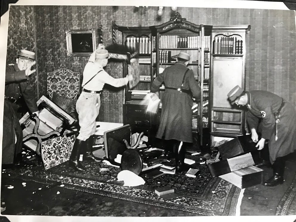 The first few pages have pictures of Jewish homes being ransacked; people are in robes and pajamas. Several are bleeding.