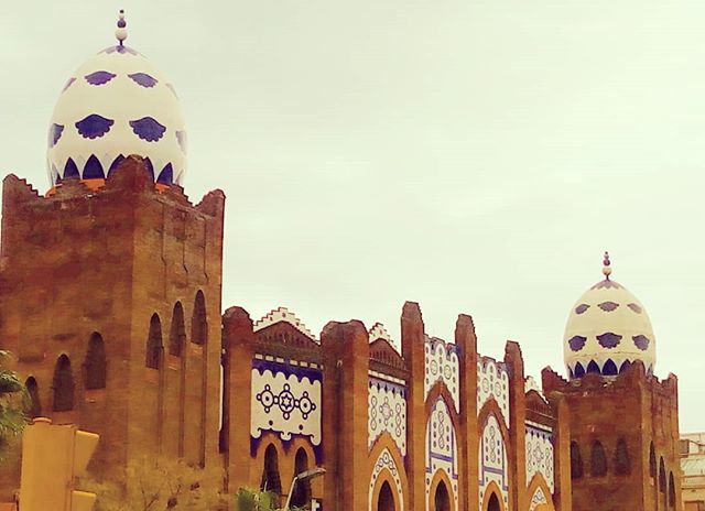 bidanifilms's tweet image. #monumental #barcelonamodernista #barcelonacity #barcelona #mariomaragliano #arquitectura #mosaics #mosaico #grayday ift.tt/2Qw0nBD