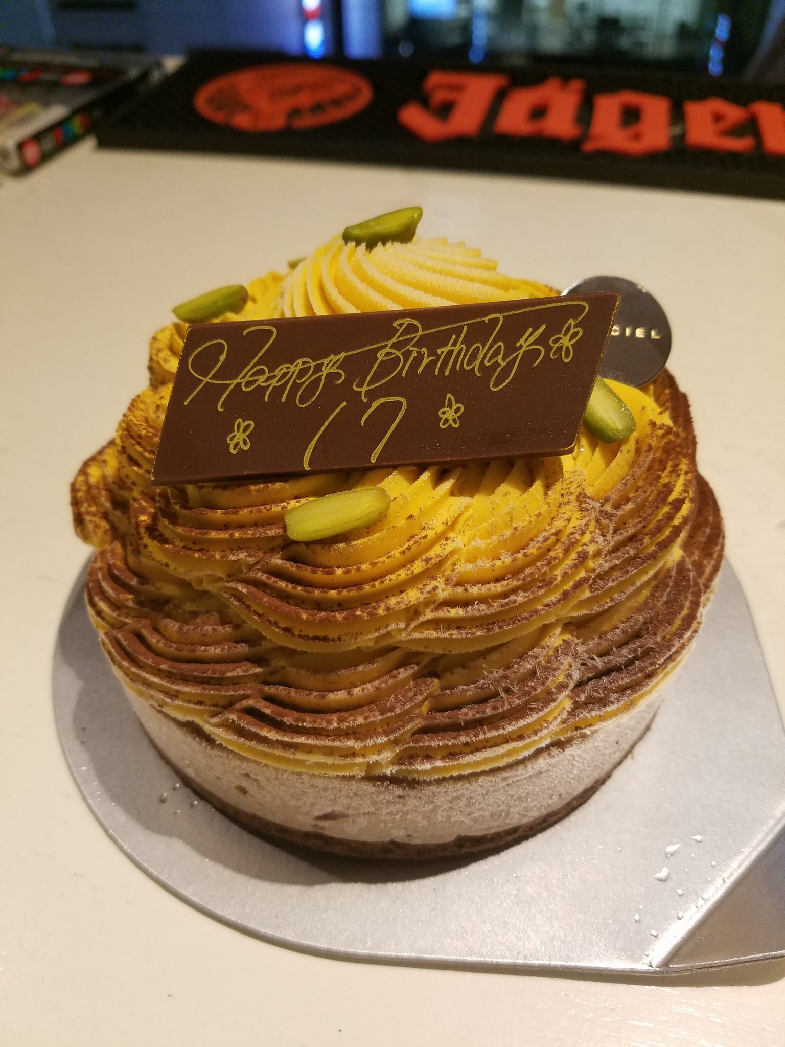 紫城那津樹 そしてバースデーケーキは 表参道glacielの レコルト を差し入れ ただネームプレートが 2年連続で使えないお店だなぁ T Co Erntmmqibr Twitter