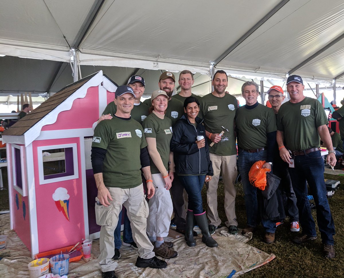 ESteinlight's tweet image. Great day of giving back for our Veterans. Even better when Craig stops by.   #choosetoserve