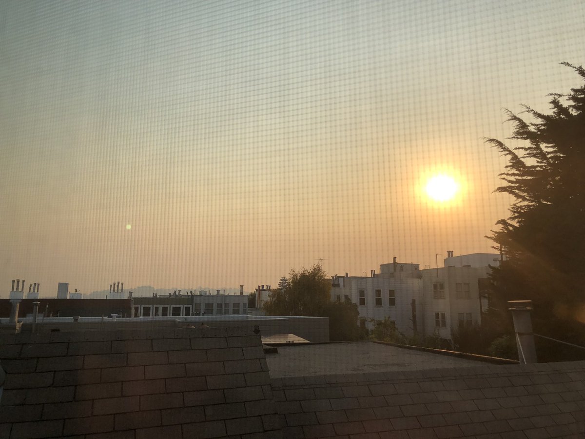 MarieALanger's tweet image. San Francisco smells like a bonfire this Morning. the sky is full of smog - but this is nothing compared to what people up North have to face right now. #ChicoFire #wildfireSeason