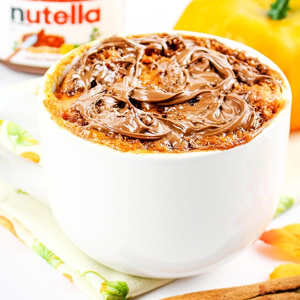 Mug + Microwave = INSTANT DESSERT! ☕️😍🎂Satisfy your sweet tooth in minutes with this easy Pumpkin Nutella Microwave Mug Cake recipe! 
homecookingmemories.com/pumpkin-nutell… #mugcake #easydessert #nutella