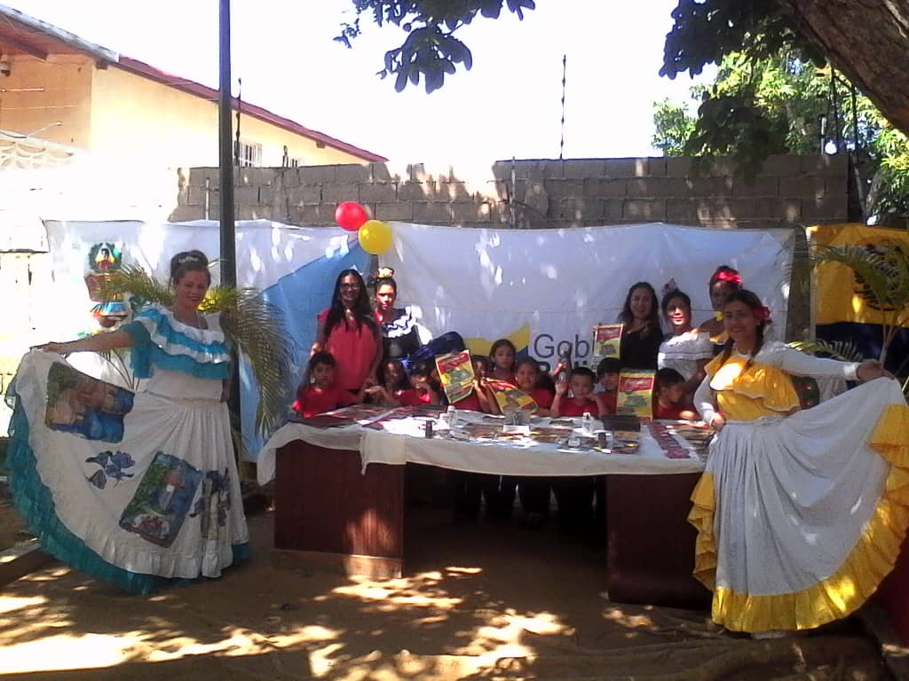 TelleYanett's tweet photo. Cumpliendo con las políticas educativas direccionado por nuestro ministro @psuvaristobulo  Entrega del Kit escolar a las y los niños del C.E.I Villa Venecia acompañado por el poder popular @karsanc Comunidad y Escuela una sola. https://t.co/eSLnQIFxYH