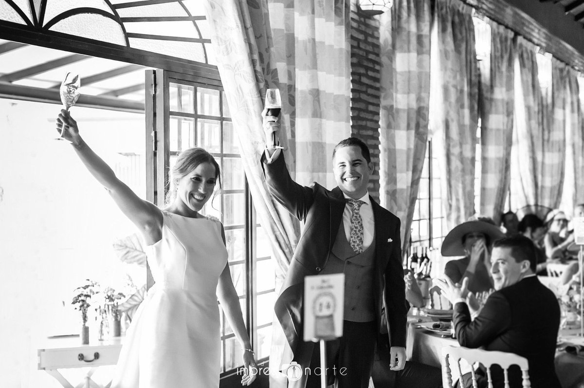 Brindemos por todo lo bueno, por las risas y los momentos felices  que vendrán, por los ya vividos y por olvidar lo que nos fue mal.

En la imagen N&amp;A en su entrada al salón por @studioimpresionarte