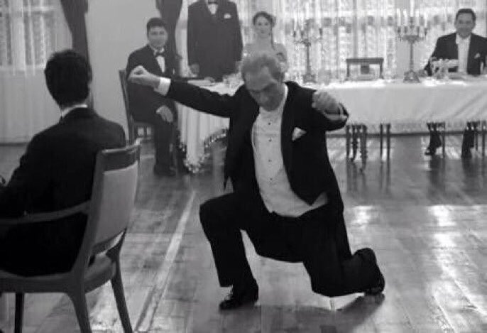 "Bir Türk sadece zeybek oynarken diz çöker."