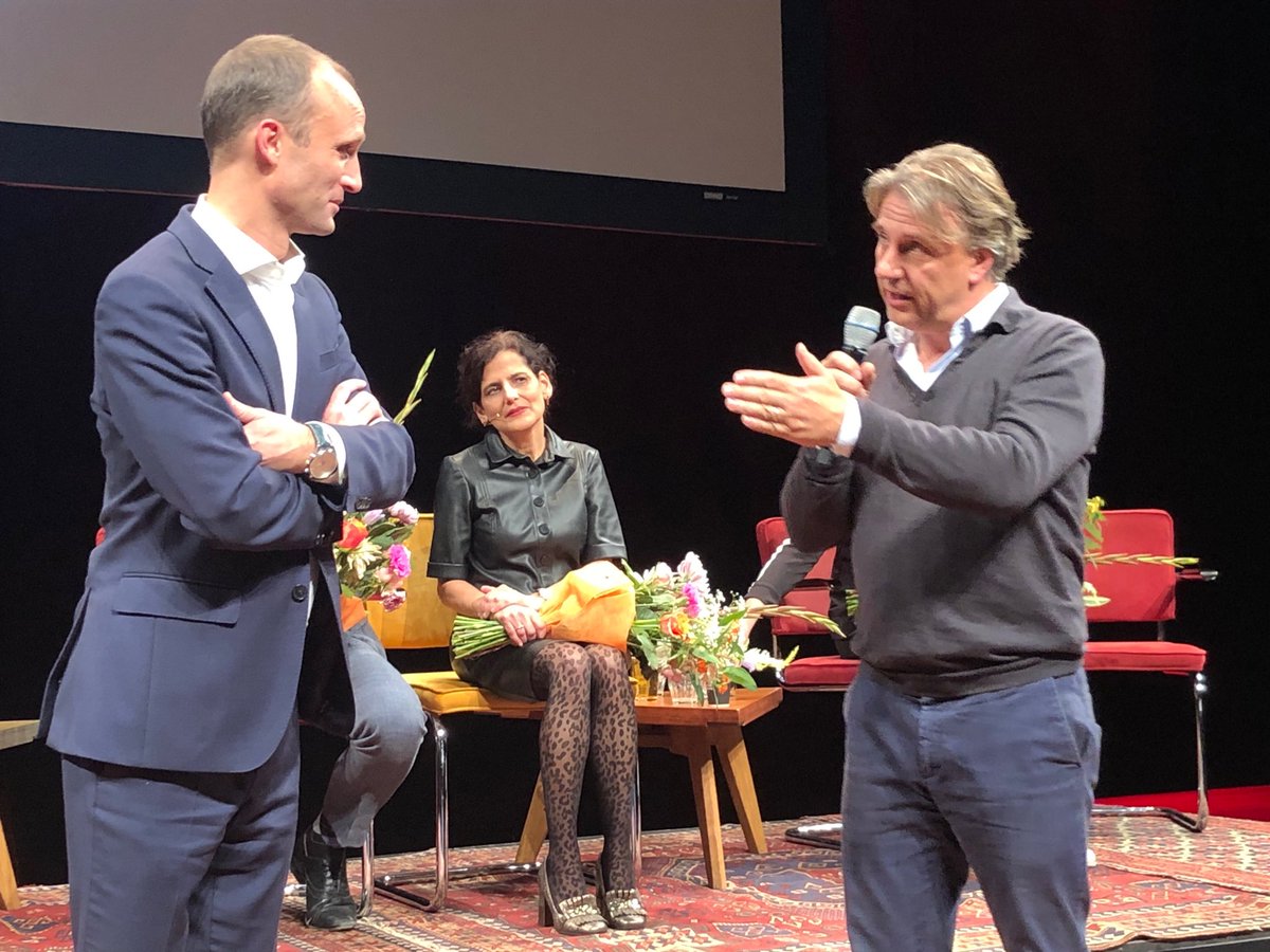 .⁦<a href="/DeBalie/">De Balie</a>⁩-directeur ⁦<a href="/YoeriAlbrecht/">Yoeri Albrecht</a>⁩ looft ⁦<a href="/politiekejunkie/">Politieke Junkies</a>⁩-presentator ⁦<a href="/MartijndeGreve/">Martijn de Greve</a>⁩